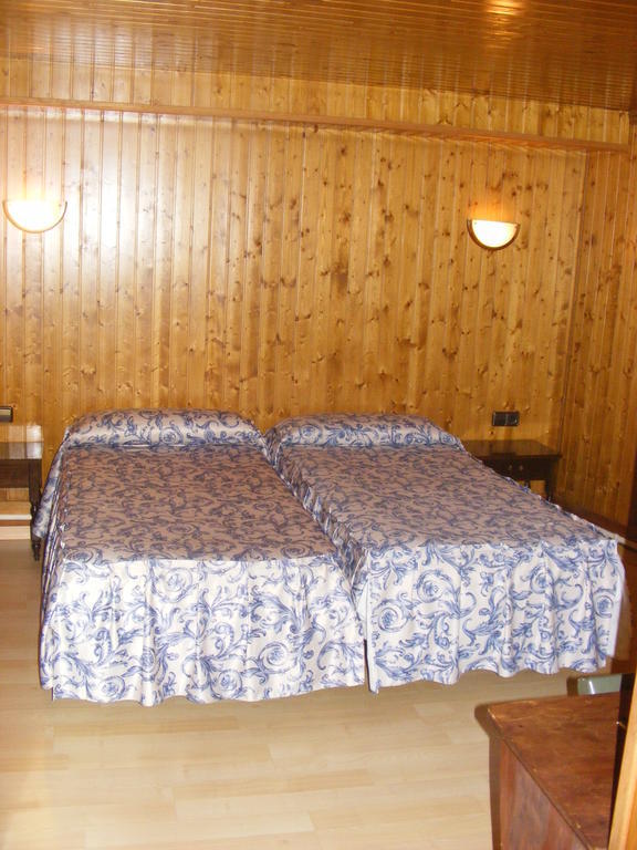 Hotel Europa Les Bilik gambar