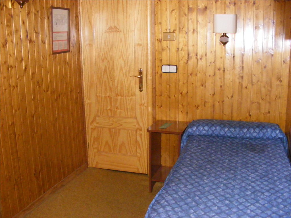Hotel Europa Les Bilik gambar