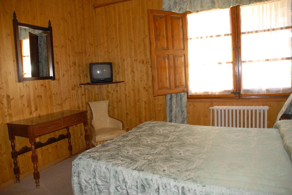 Hotel Europa Les Bilik gambar