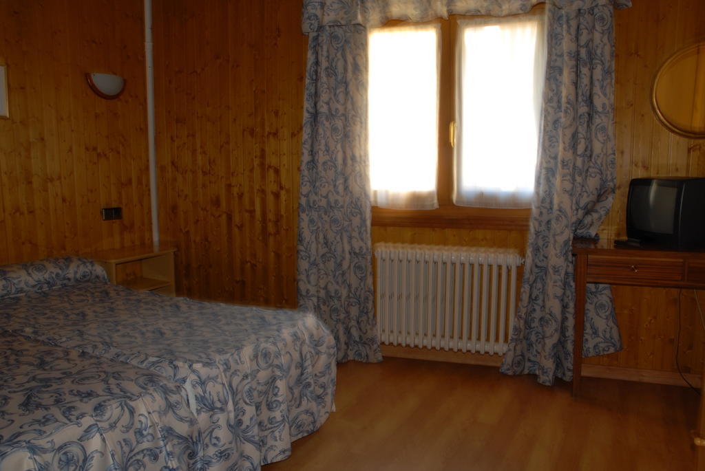 Hotel Europa Les Luaran gambar
